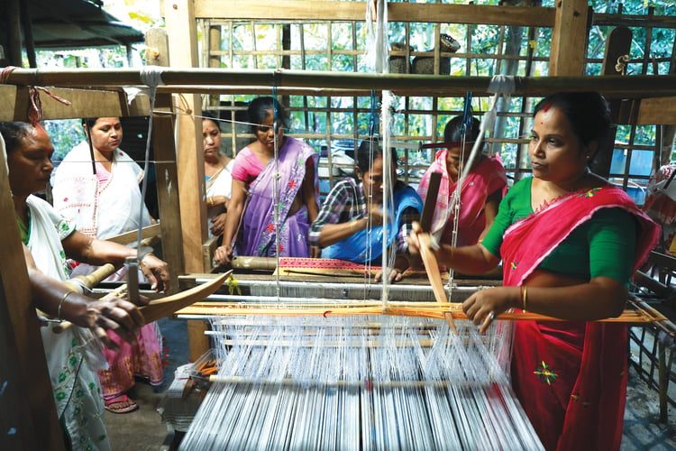 women groups working in preparing handloom